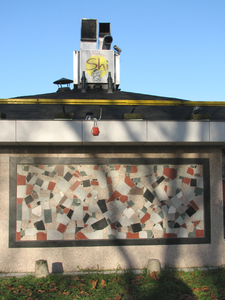 820901 Afbeelding van een mozaiek op de zijgevel van Wokrestaurant Mister Shi (Amerongseberg 89) te Utrecht.